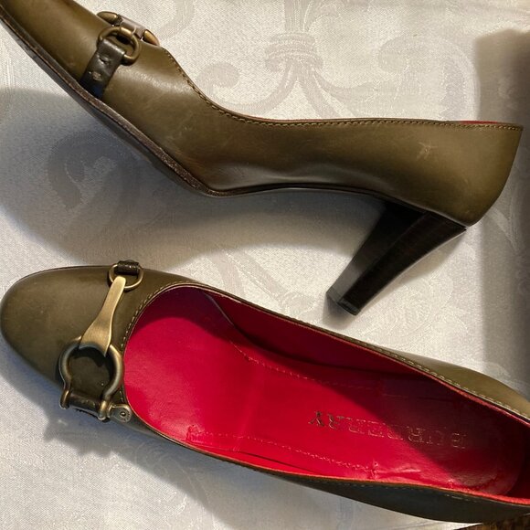 BURBERRY Authentic BURBERRY Classic Gold PROSUM Womens Pumps & BURBERRY Box - Picture 3 of 10